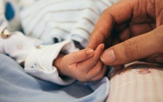 Handen van moeder en baby