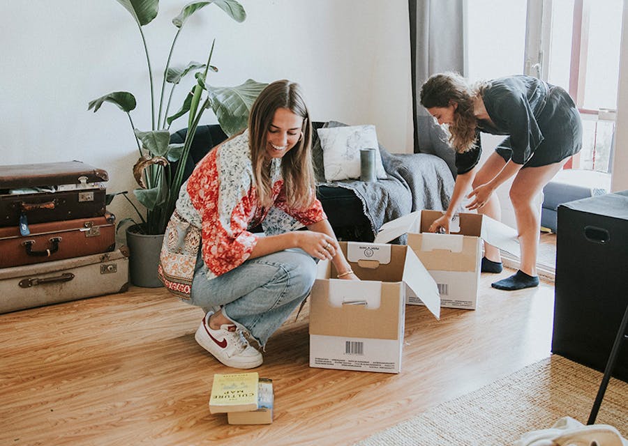 2 studenten pakken spullen in om te verhuizen | Interpolis inboedelverzekering voor studenten
