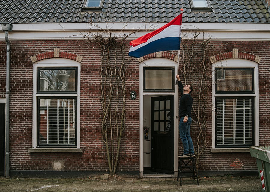 Huis met Nederlandse vlag, de eigenaren sloten een woonlastenverzekering af