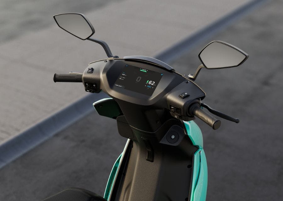Elektrische scooter verzekeren. Een elektrische scooter is stiller én goedkoper in gebruik vergeleken met een benzinescooter. Bovendien stinkt een elektrische scooter niet. | Interpolis scooterverzekering