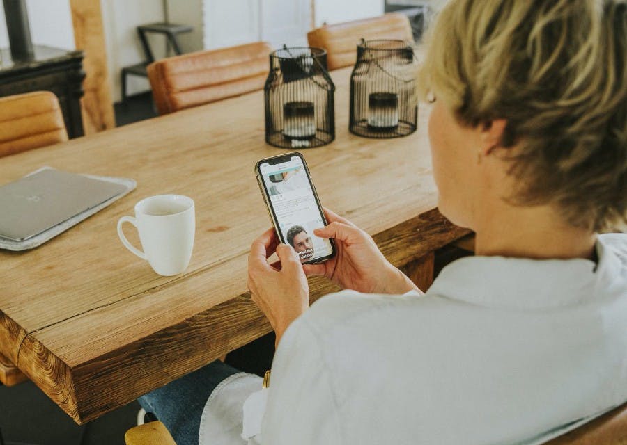 Vrouw vult veiligheidsmeter op telefoon in