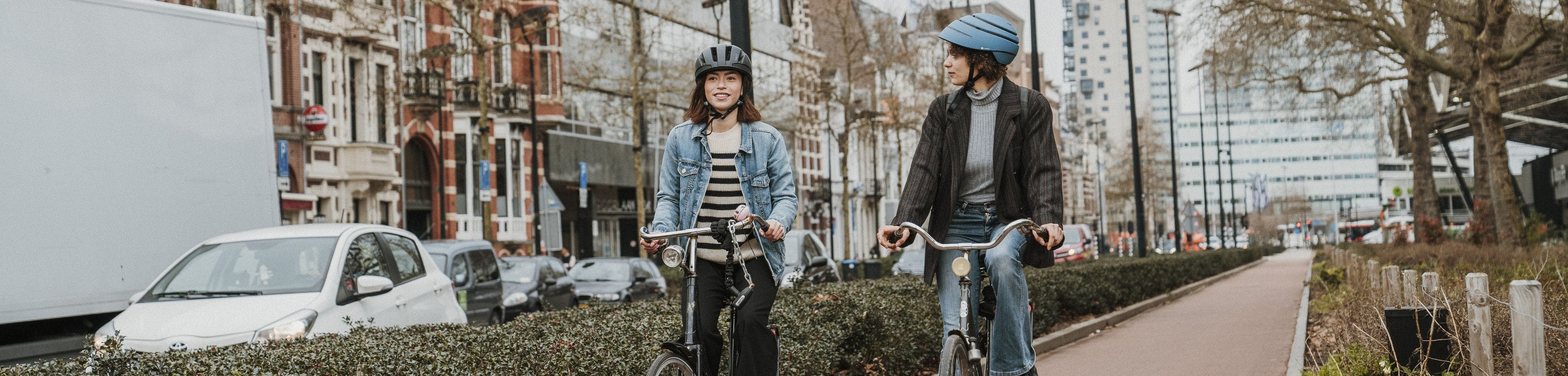 2 fietsers met fietshelm op