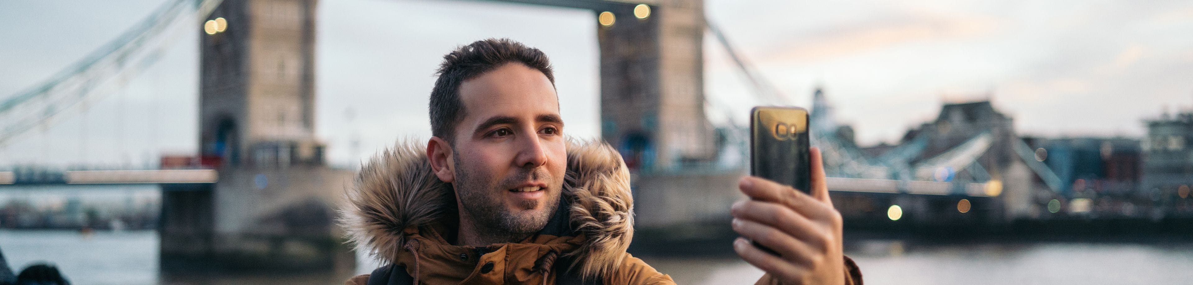 Man neemt een selfie voor de Tower Bridge in London
