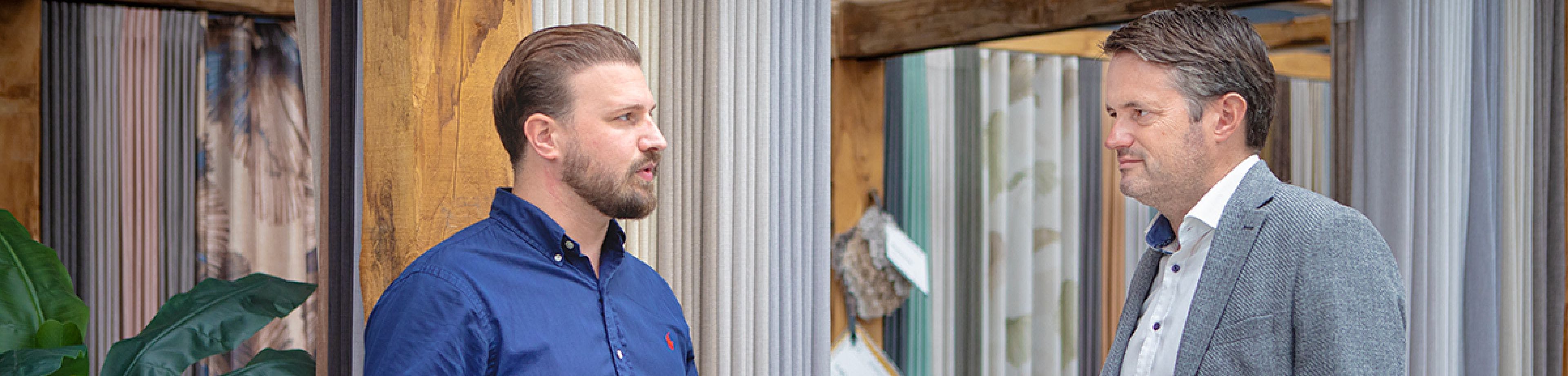 Joran van der Heijden, eigenaar van Kijk op Gordijnen, is in gesprek met Daniël van der Vliet, propositiemanager mkb bij Interpolis.