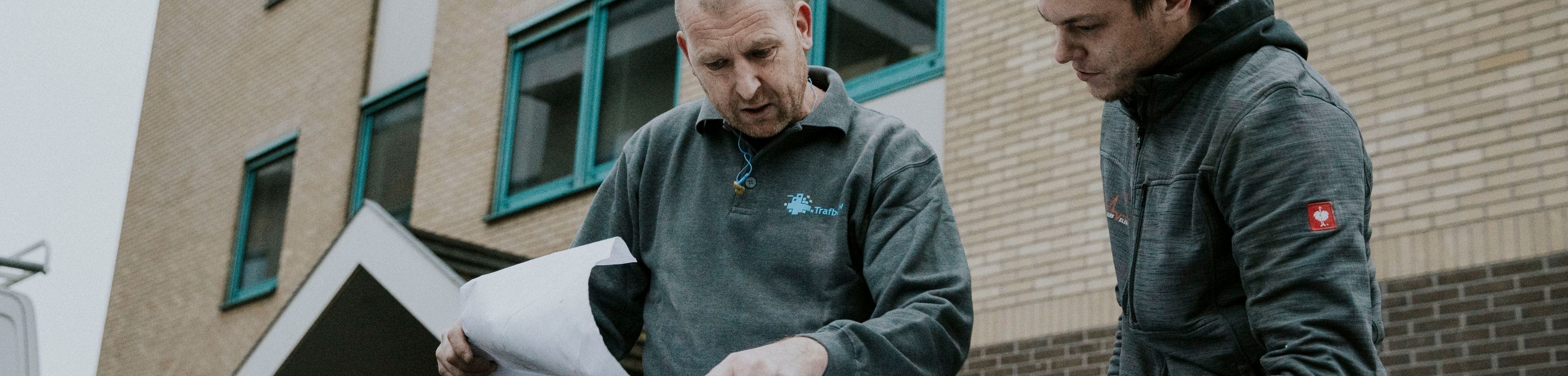 2 mannen bekijken bouwplan. Wist je dat Interpolis je een bouwadvies kan geven?