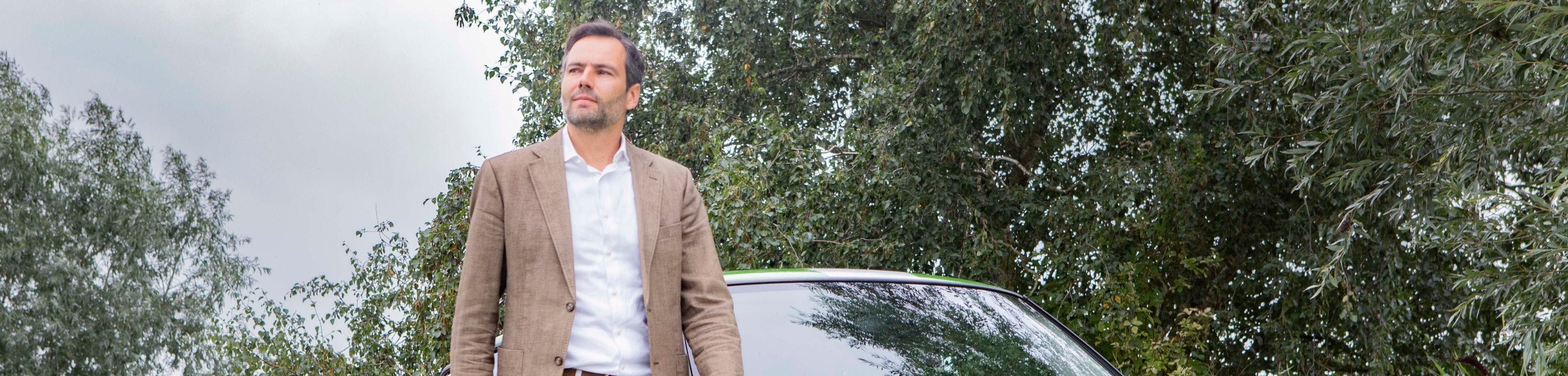 Doeke Boersma staat bij een elektrische auto van GO Sharing