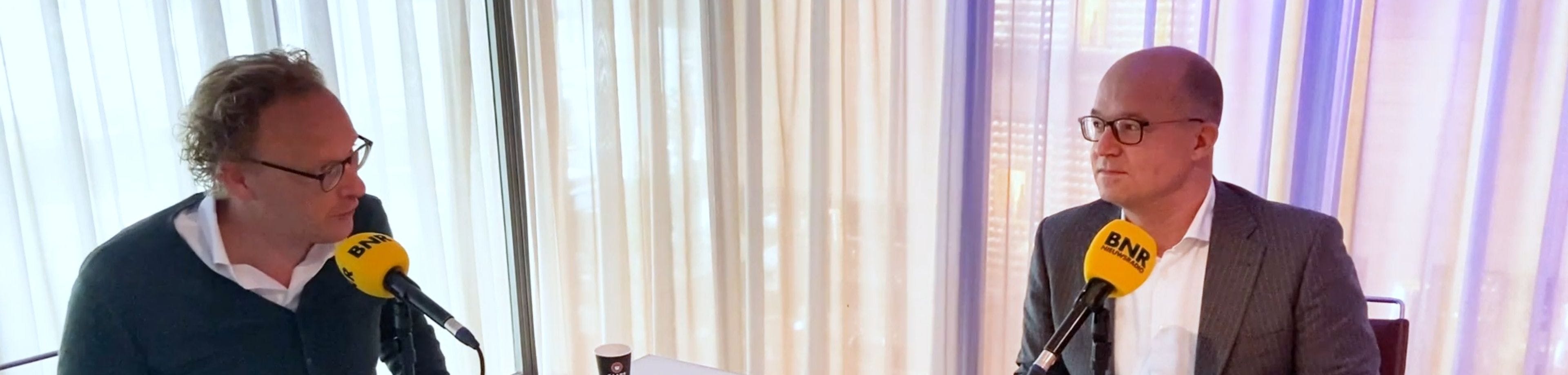 Directeur van de Efteling Fons Jurgens wordt geïnterviewd voor BNR