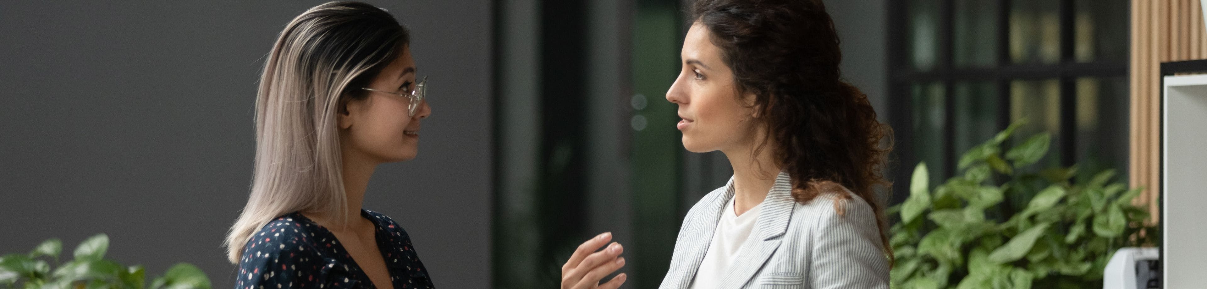 Twee jonge vrouwen praten met elkaar