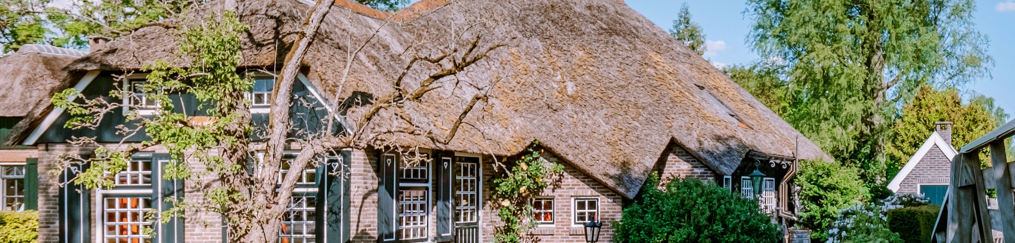 Groot huis met een rieten dak. Lees 7 tips voor de brandveiligheid van je rieten dak.