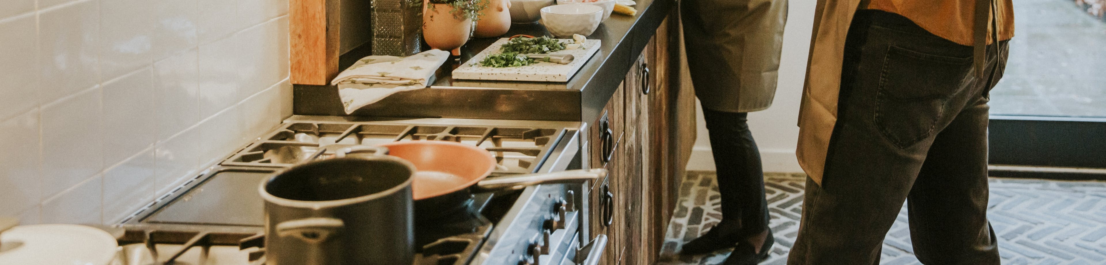 2 mensen zijn samen aan het koken