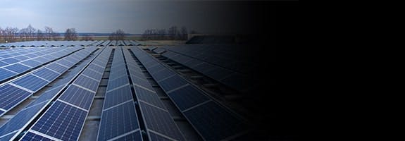 Zonnepanelen bovenop een bedrijfspand.