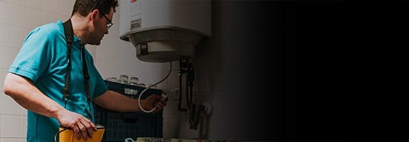 Een man gebruikt een apparaat waarmee je de elektrische installatie kan doormeten.