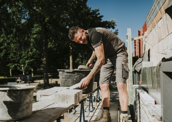 Man is aan het werk in de bouw.