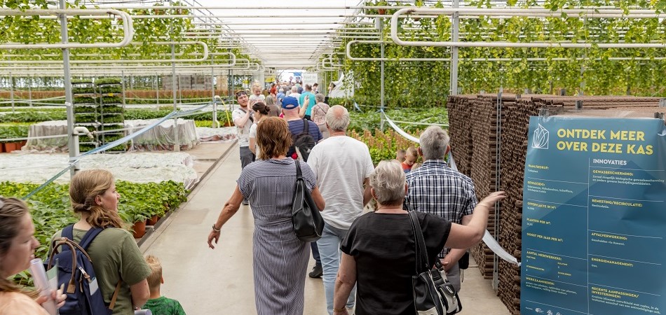 Mensen lopen door een kas