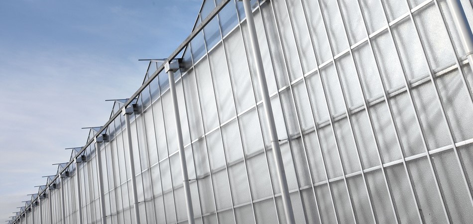 Schermdoeken gemonteerd op de zijkant van een kas