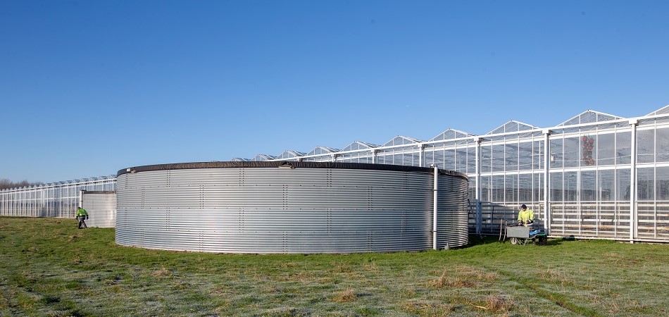 Grote watersilo bij een kas