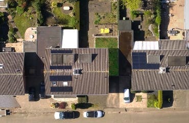 bovenaanzicht van een huis met een groen dak