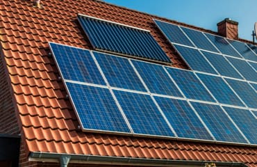 Zonnepanelen op een dak