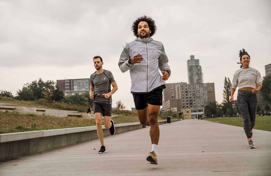 Mensen zijn buiten aan het joggen