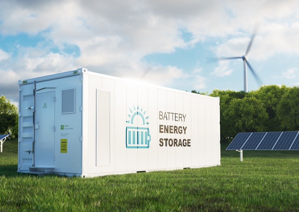 Container met batterij voor energieopslag in een weiland
