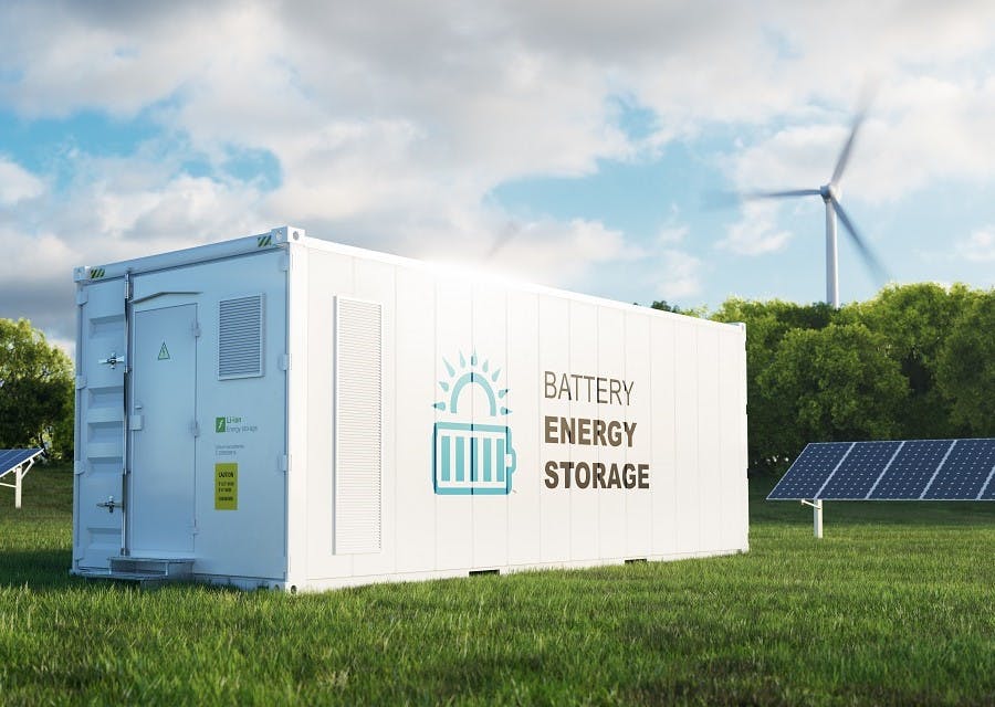Container met batterij voor energieopslag in een weiland