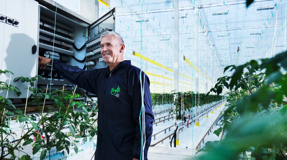 Aad Dukker bij de elektra installatie in zijn kas