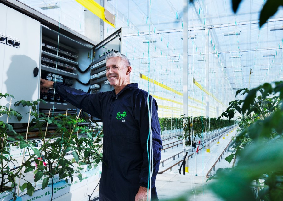 Aad Dukker bij de elektra installatie in zijn kas