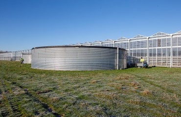 Watersilo naast een kas