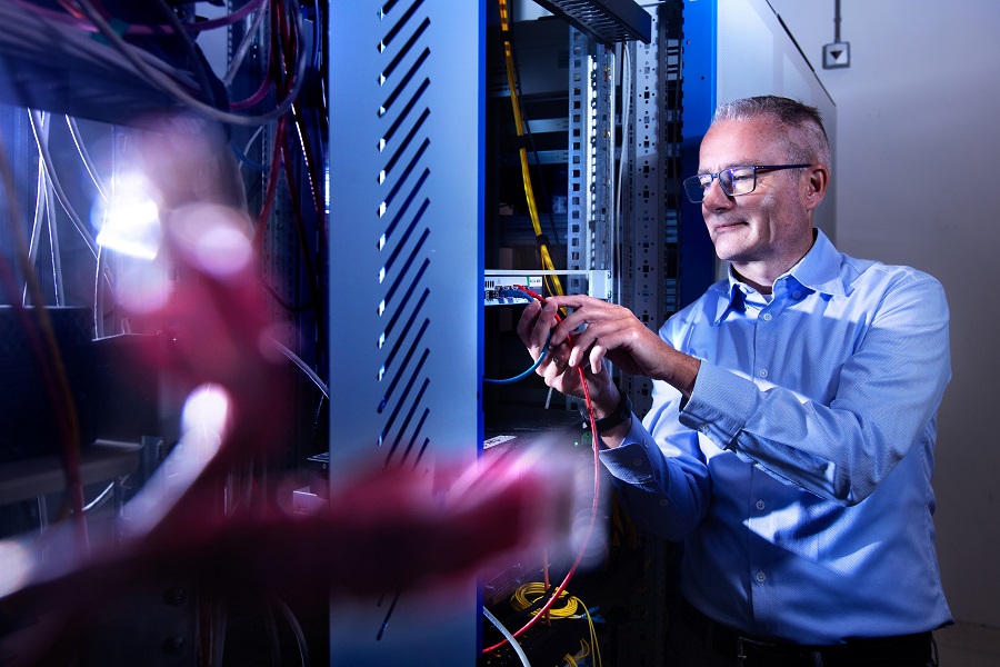 Jeroen van Zomeren kijkt in de meterkast