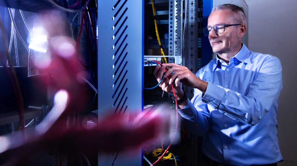 Jeroen van Zomeren kijkt in de meterkast