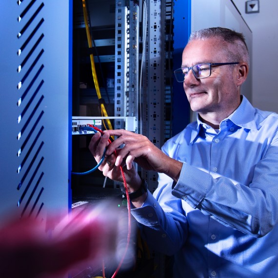 Jeroen van Zomeren kijkt in de meterkast