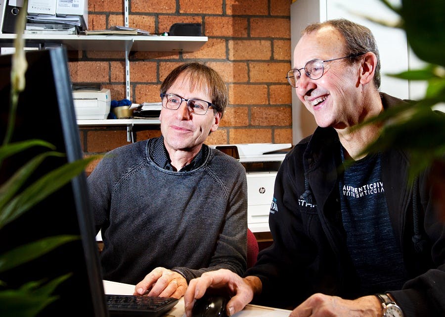 Erik Gommers en Corné Houtepen samen achter een computer