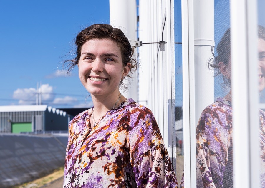 Vrouw staat buiten bij een waterbassin
