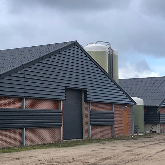 Gecompartimenteerde stallen staan ver genoeg uit elkaar om het overslaan van brand te voorkomen.