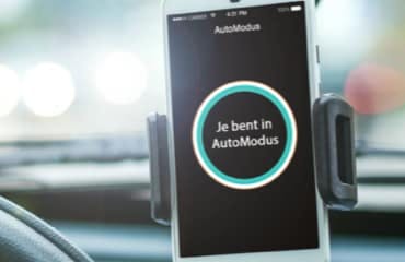 AutoModus-app op een smartphone in een auto