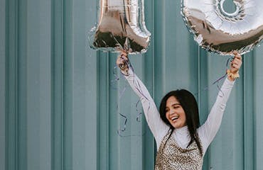Meisje is net 18 jaar en viert haar verjaardag met ballonnen | Interpolis verzekeringen