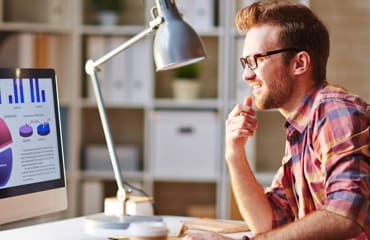 Man achter bureau met computer