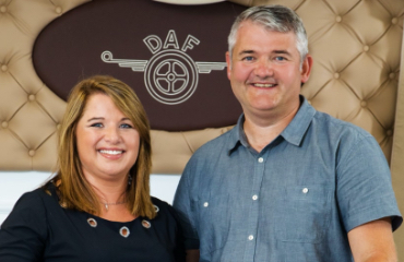 De 2 eigenaren van het bedrijf Labrotruck