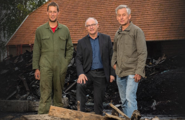 De 3 eigenaren van Vermue op hun terrein na een brand