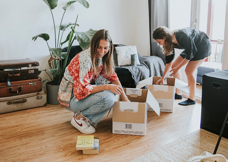 2 studenten pakken spullen in om te verhuizen | Interpolis inboedelverzekering voor studenten