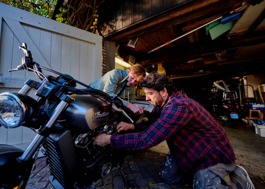 2 mannen sleutelen aan een motor