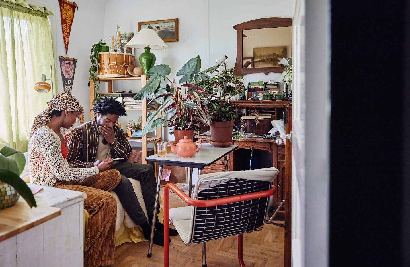 Een koppel zit in de huiskamer en kijken op een zwangerschapstest | Over Interpolis