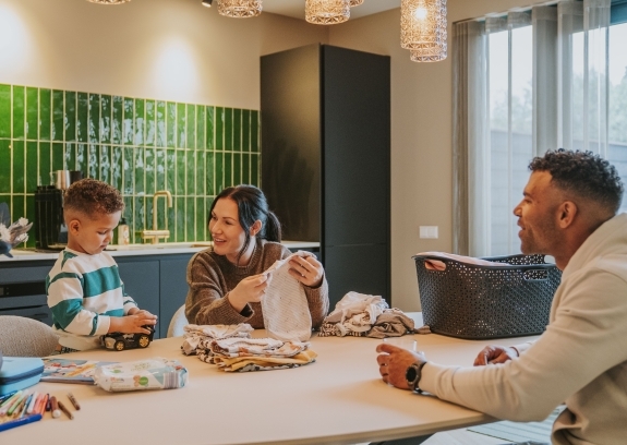 Gezin aan de keukentafel.