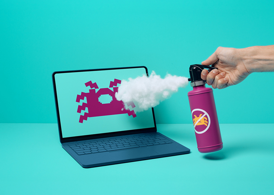 Illustratie van een laptop met een virusicoon op het scherm. Een hand spuit met een antivirusspray richting het scherm, als symbool voor het bestrijden van digitale dreigingen.
