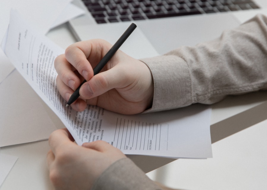 Iemand die een schadeformulier invult