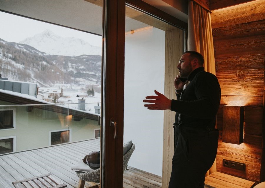 Man belt vanaf zijn wintersport naar de Interpolis Alarmcentrale | Interpolis verzekeringen