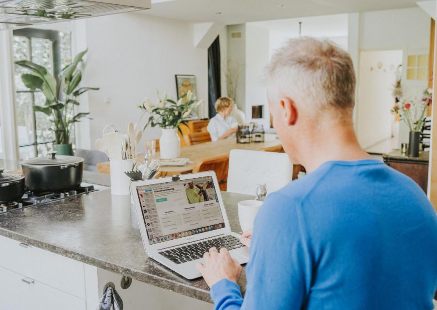 Man meldt schade achter laptop | Schade aan je woning, wat nu? | Interpolis