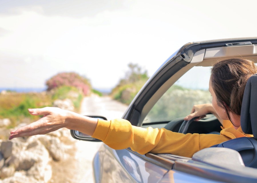 Vrouw rijdt in een cabrio