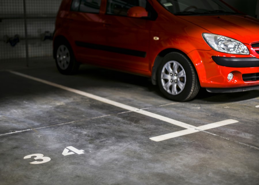Auto in een parkeergarage