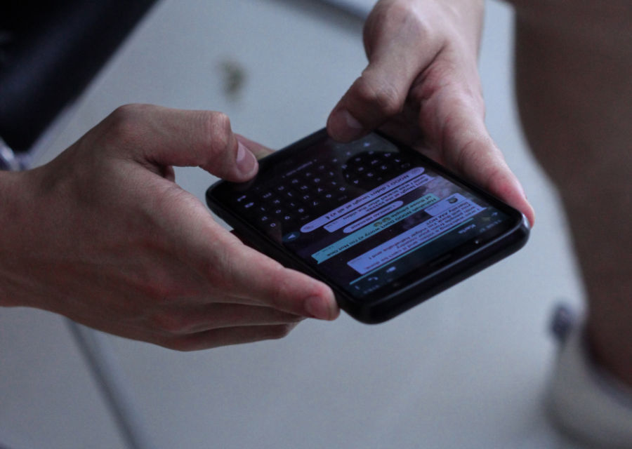 Persoon stuurt chatberichten via de telefoon